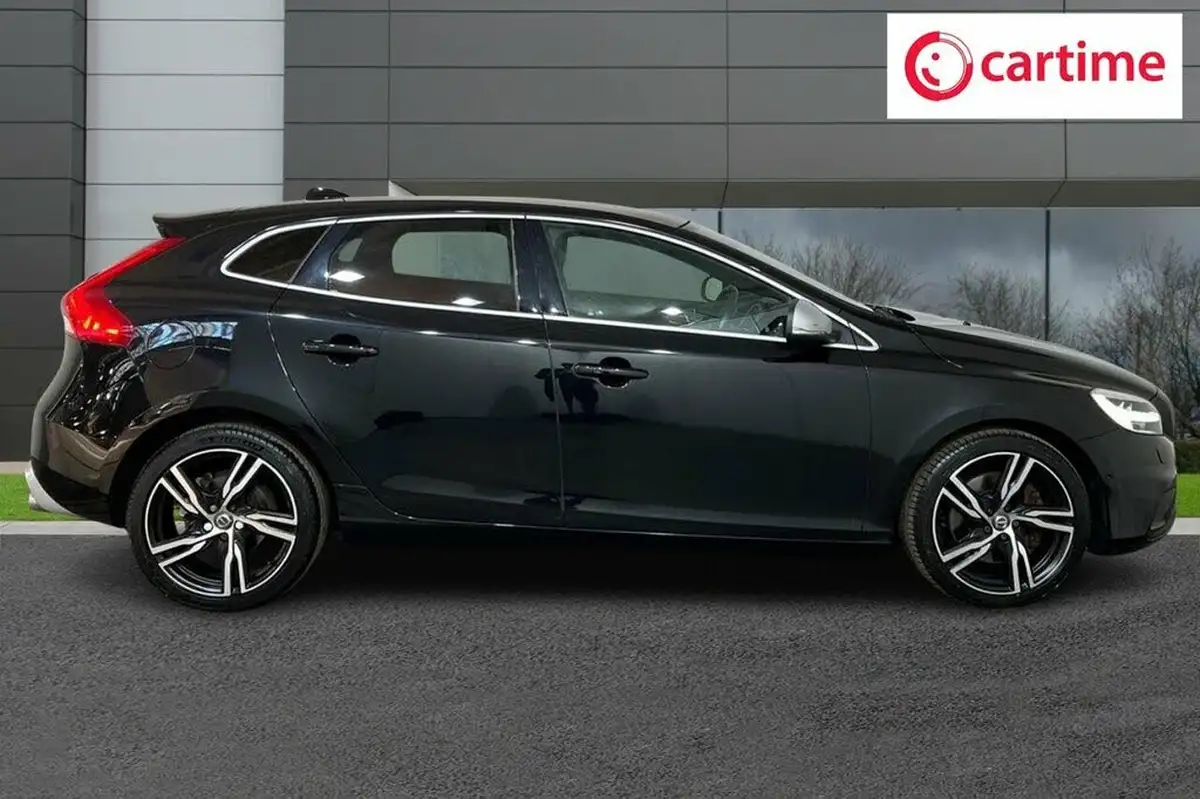 2018-volvo-v40-15-t3-r-design-nav-plus-big-1
