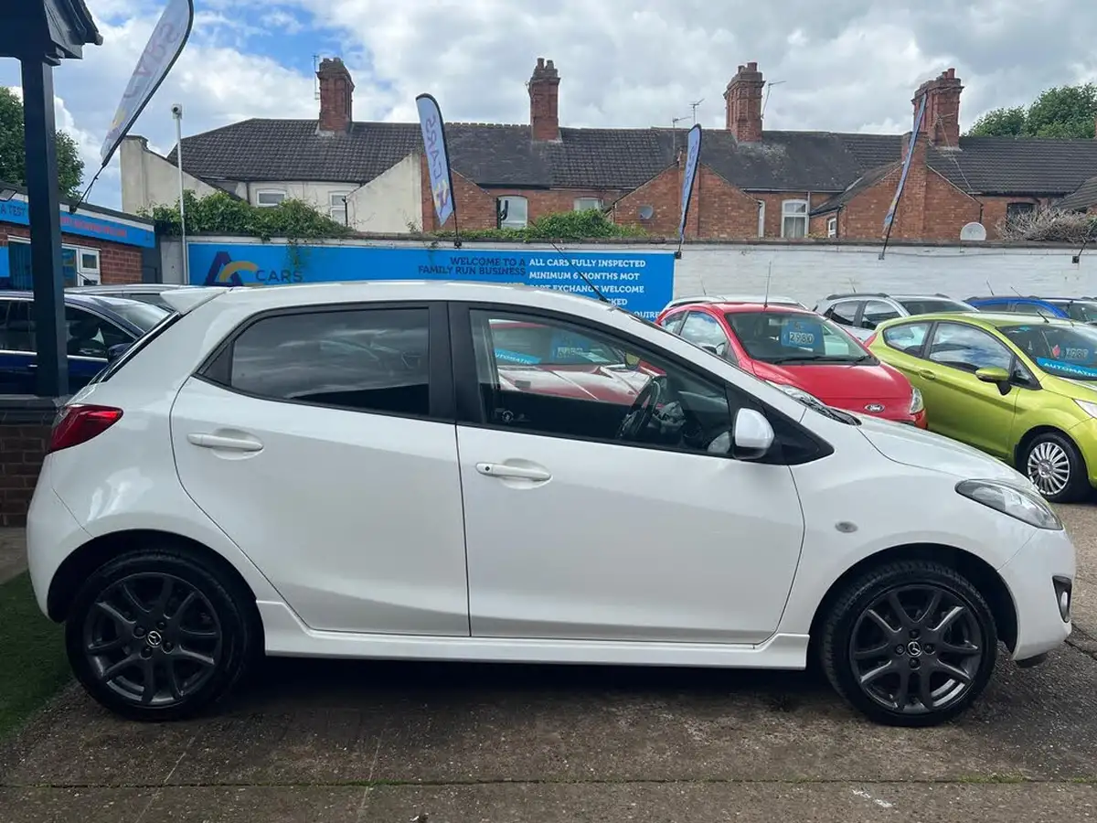 2013-mazda-mazda2-13-venture-big-41