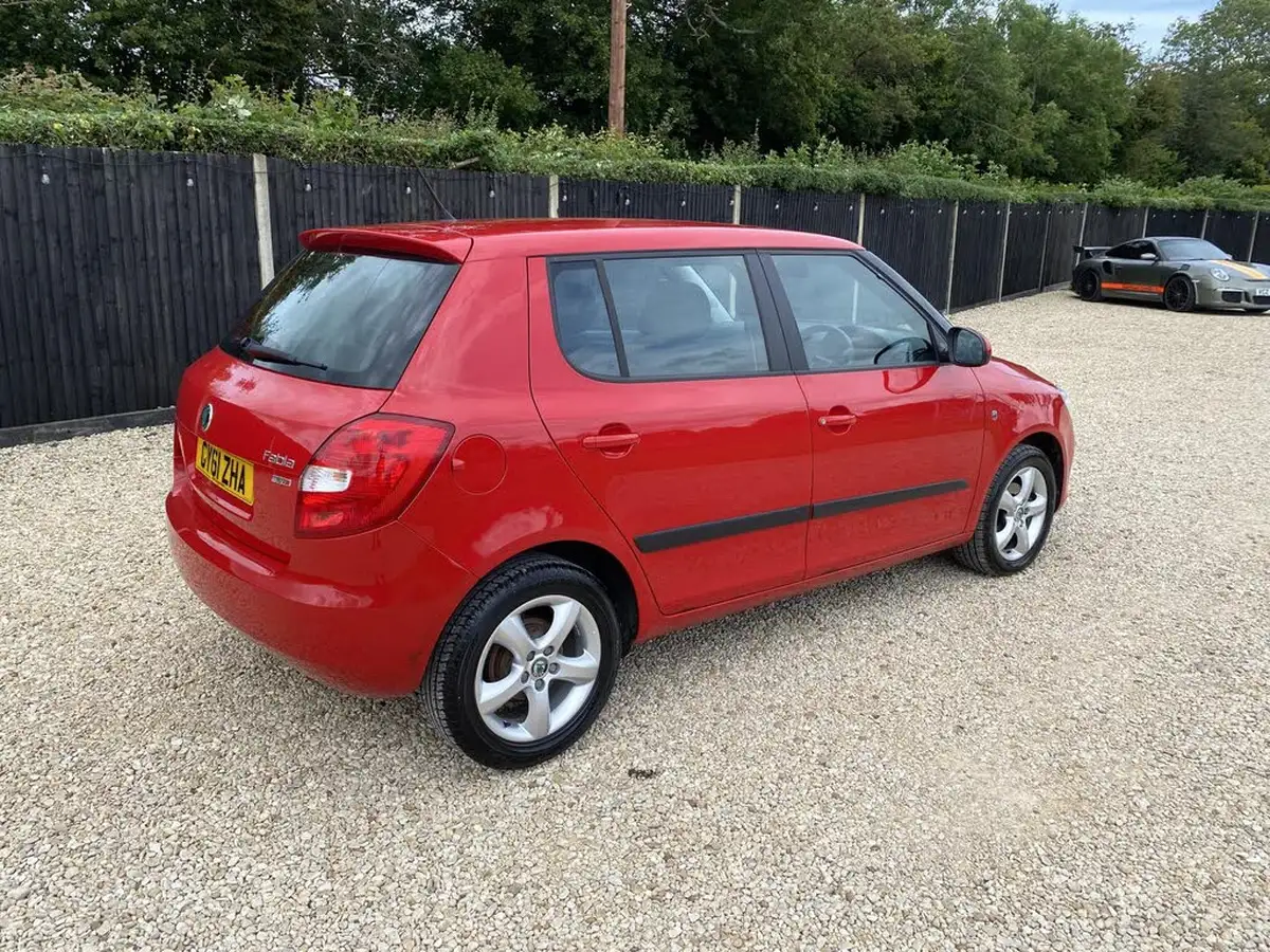 2012-skoda-fabia-14-se-mpi-85bhp-hatchback-big-2