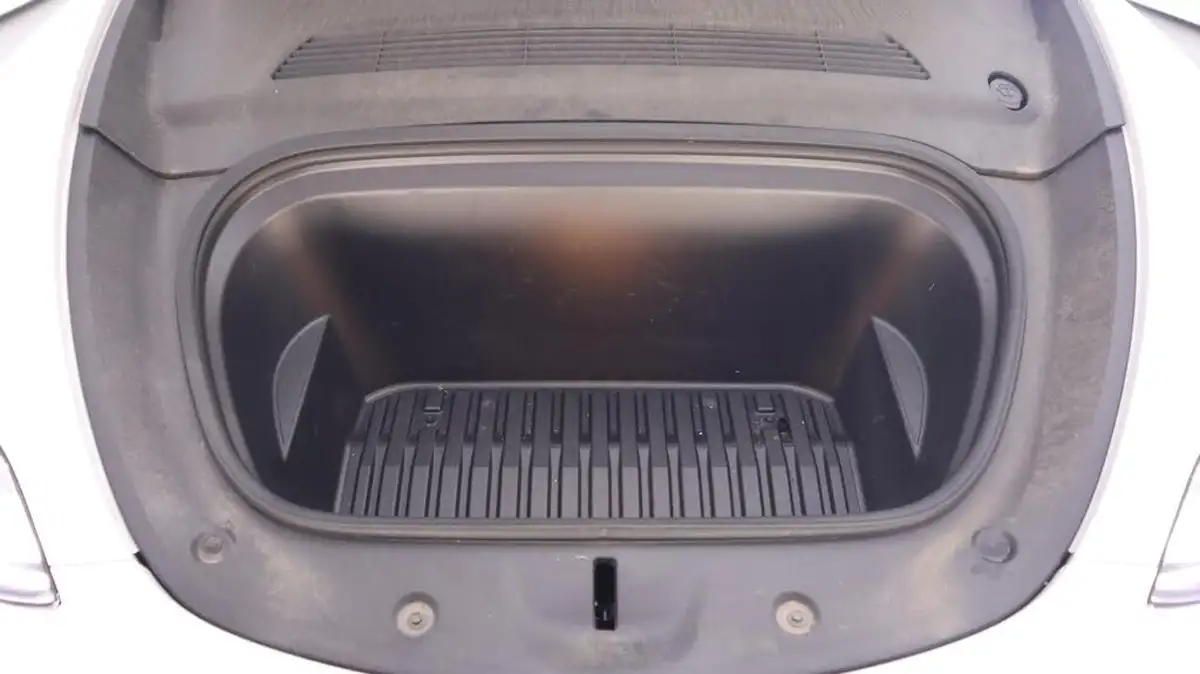 2022-tesla-model-y-e-long-range-big-18