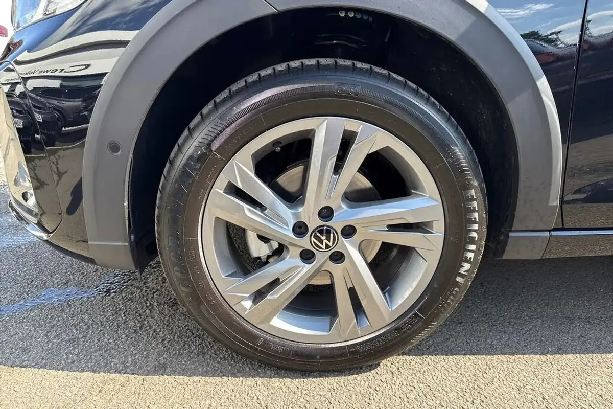 2025-volkswagen-taigo-15-tsi-r-line-big-12