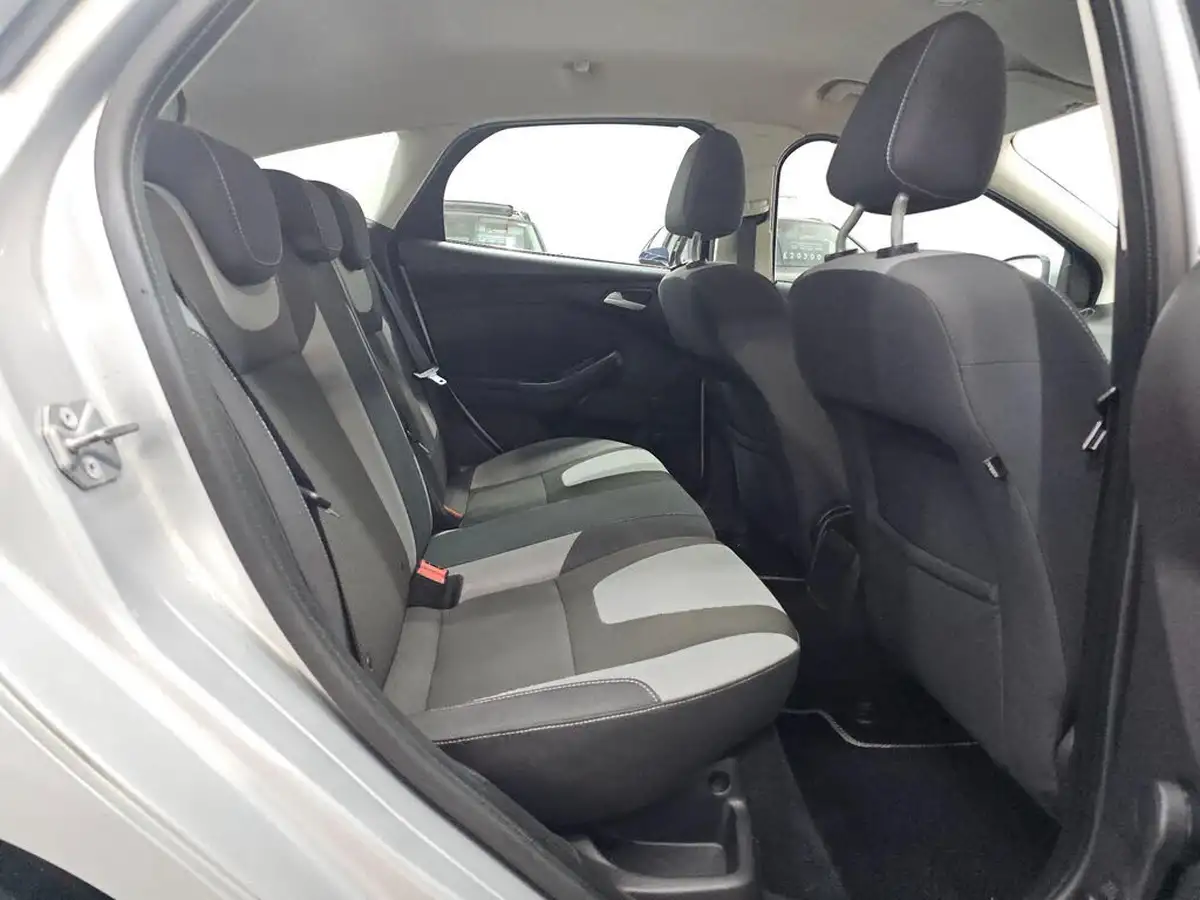 2012-ford-focus-10-zetec-100ps-hatchback-big-15