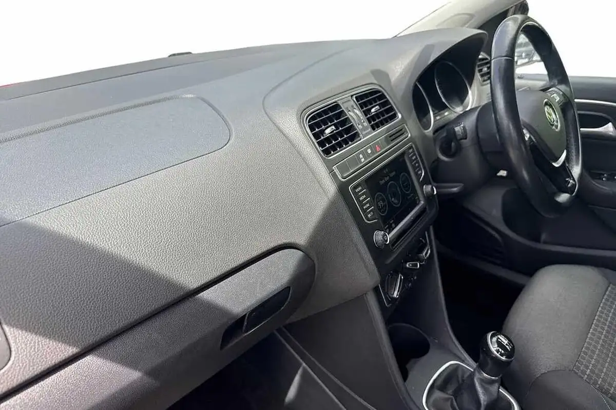 2015-volkswagen-polo-10-se-60ps-5d-big-1