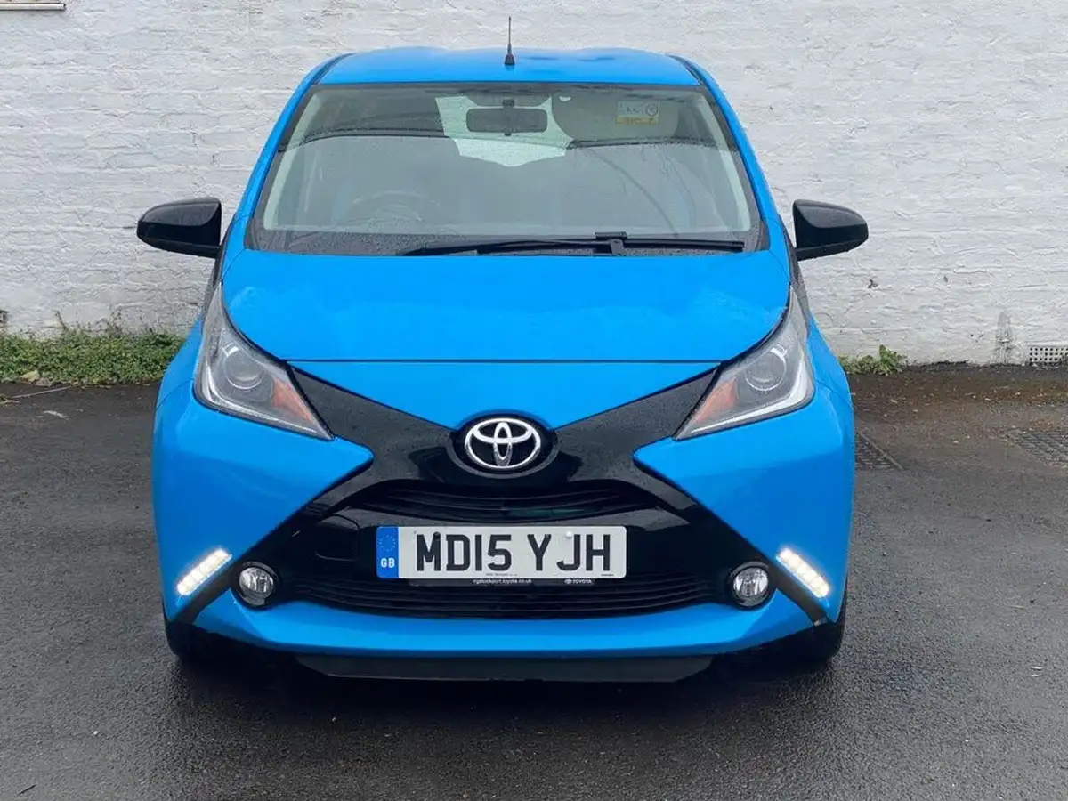 2015-toyota-aygo-10-vvt-i-x-cite-2-68bhp-x-tra-convenience-5d-big-2