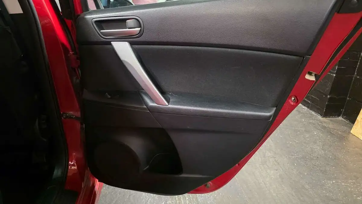 2012-mazda-mazda3-20-sport-navleather-big-25
