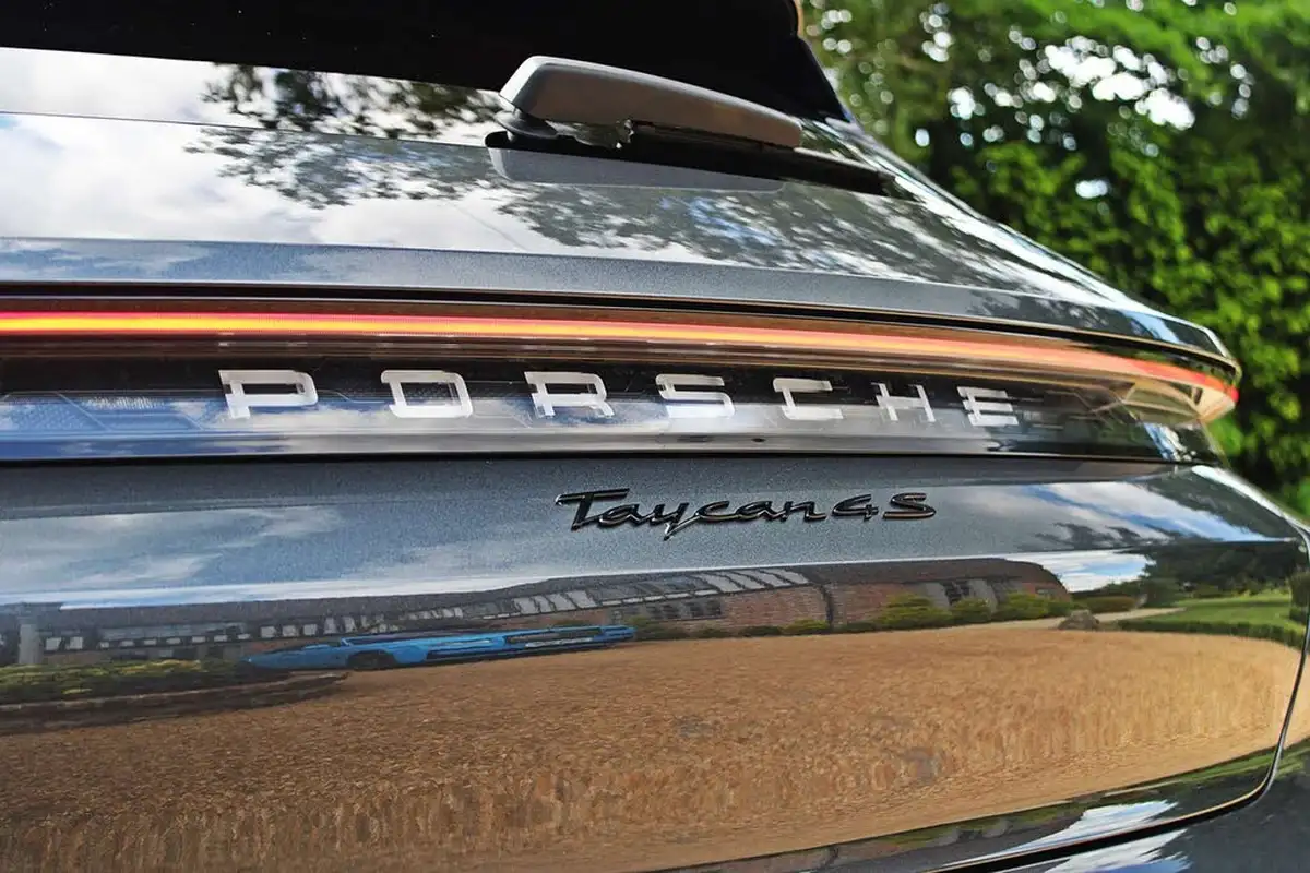 2023-porsche-taycan-e-4s-cross-turismo-big-3