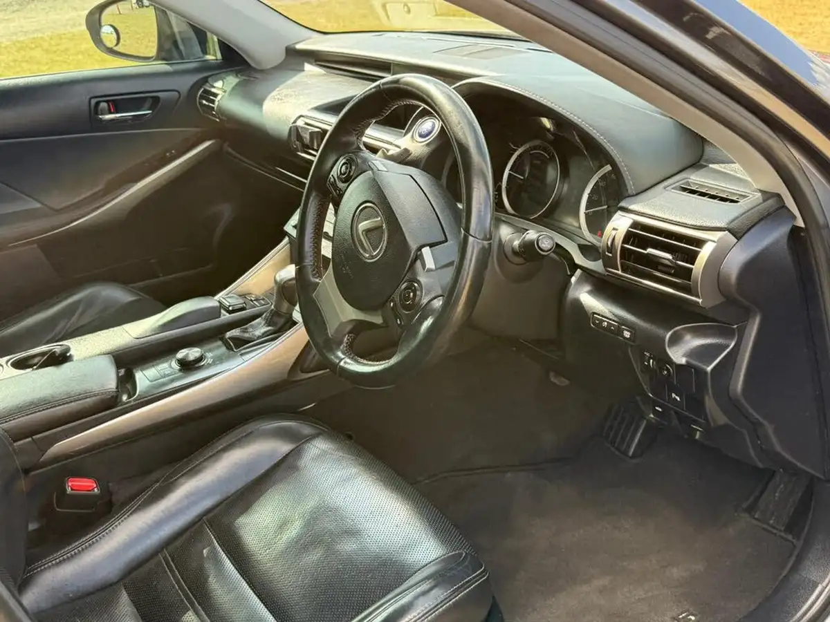 2015-lexus-is-300h-25-luxury-big-28