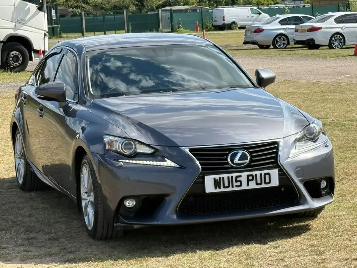 2015-lexus-is-300h-25-luxury-big-4