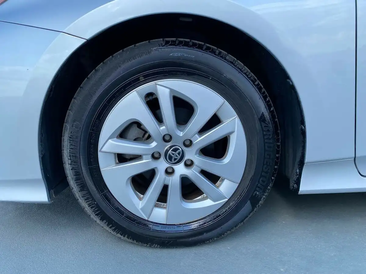 2017-toyota-prius-hybrid-big-44