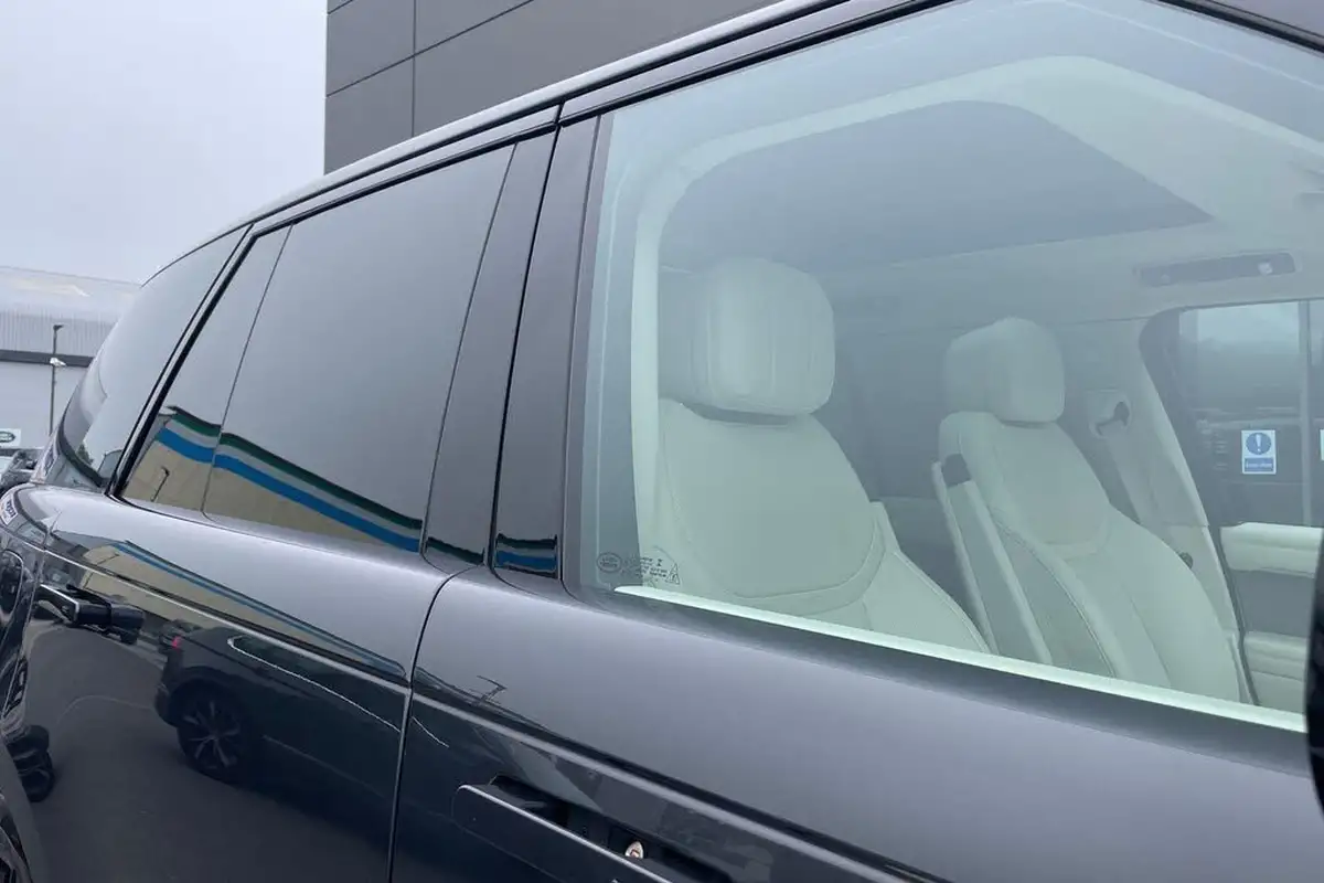 2023-land-rover-range-rover-30-p440e-se-big-27