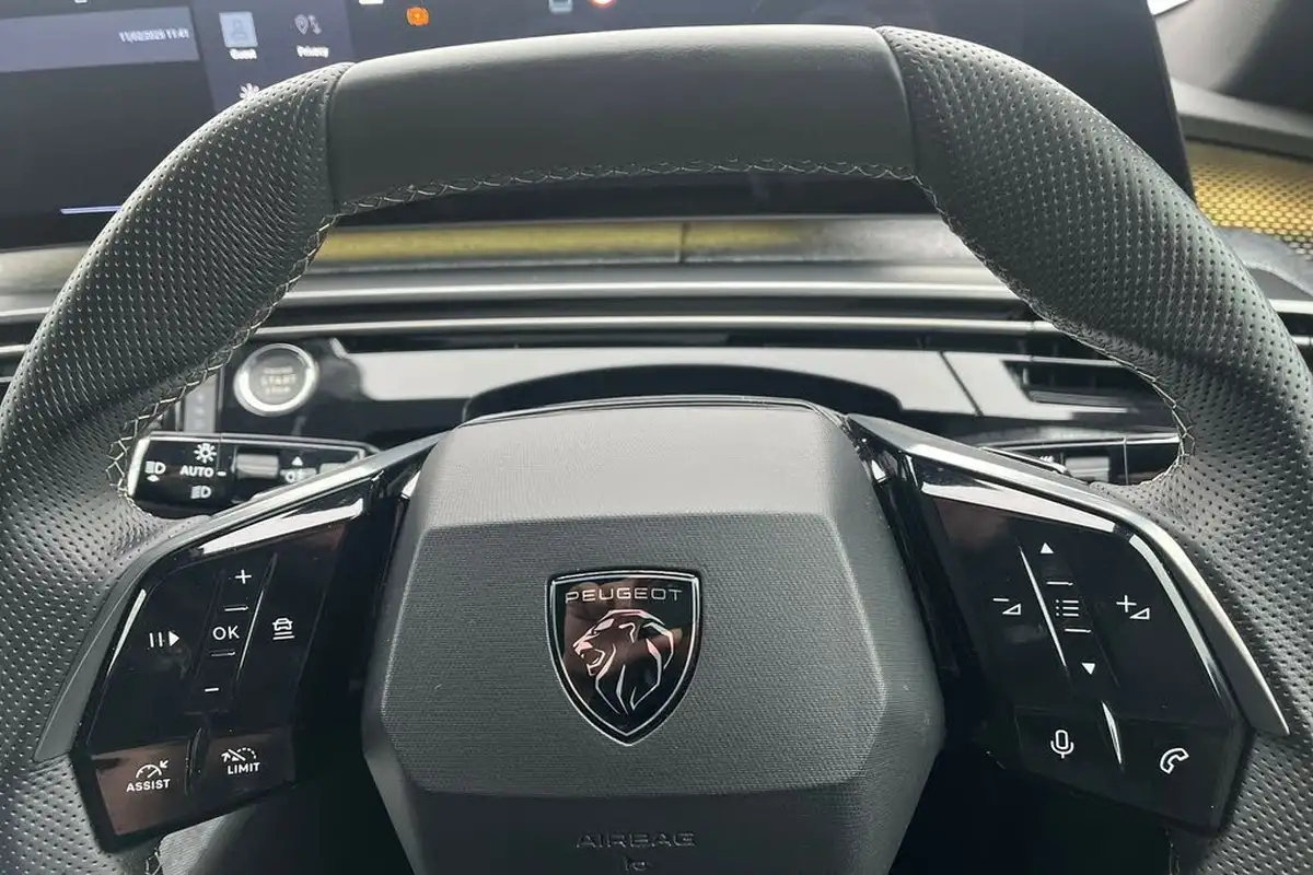 2023-peugeot-3008-suv-e-gt-big-12
