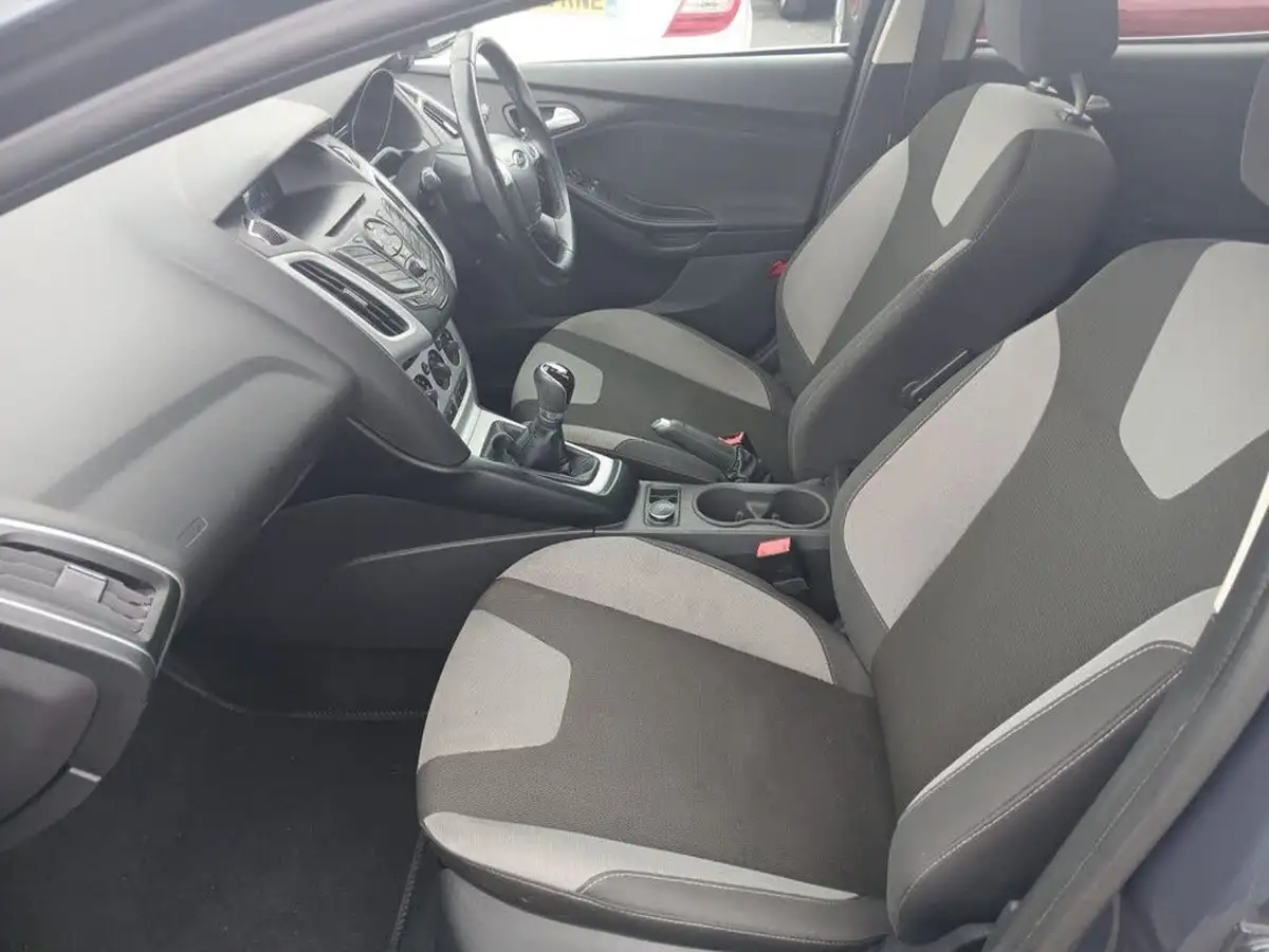 2013-ford-focus-10-zetec-100ps-hatchback-big-7