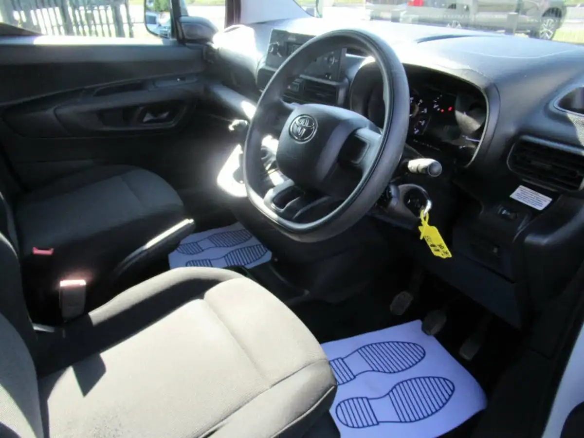 2021-toyota-proace-city-15d-active-75hpeu6dt-e-big-12