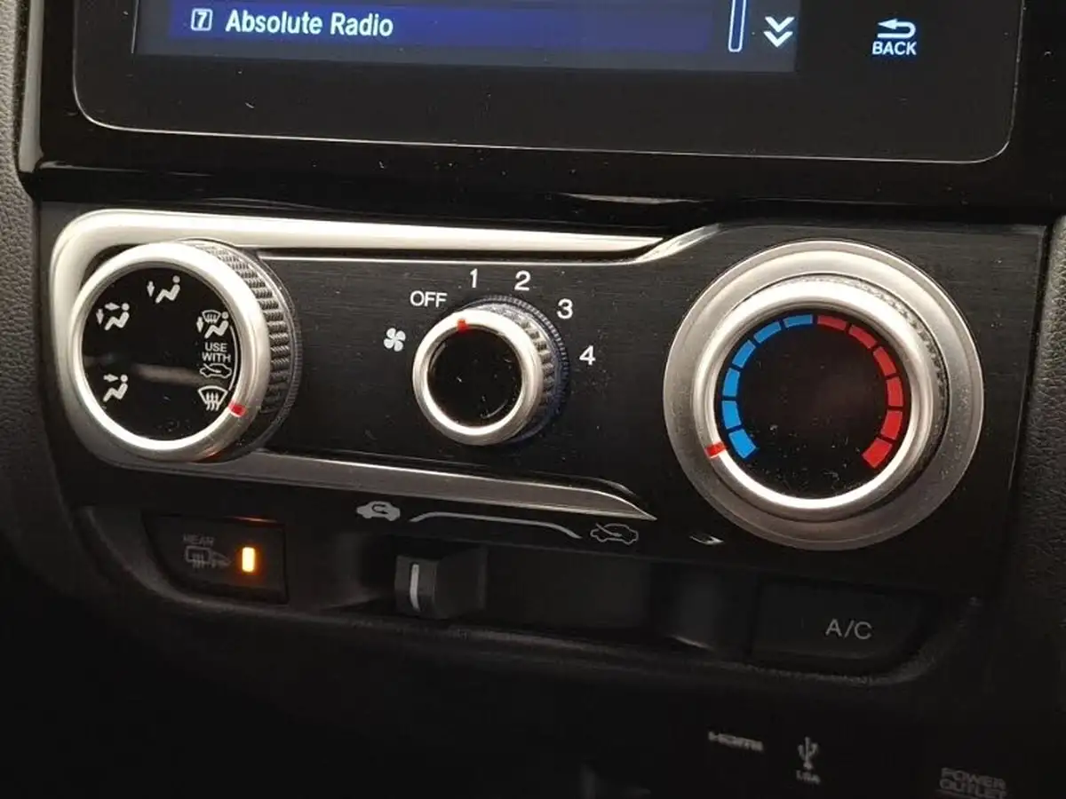 2019-honda-jazz-13-i-vtec-se-cvt-big-15