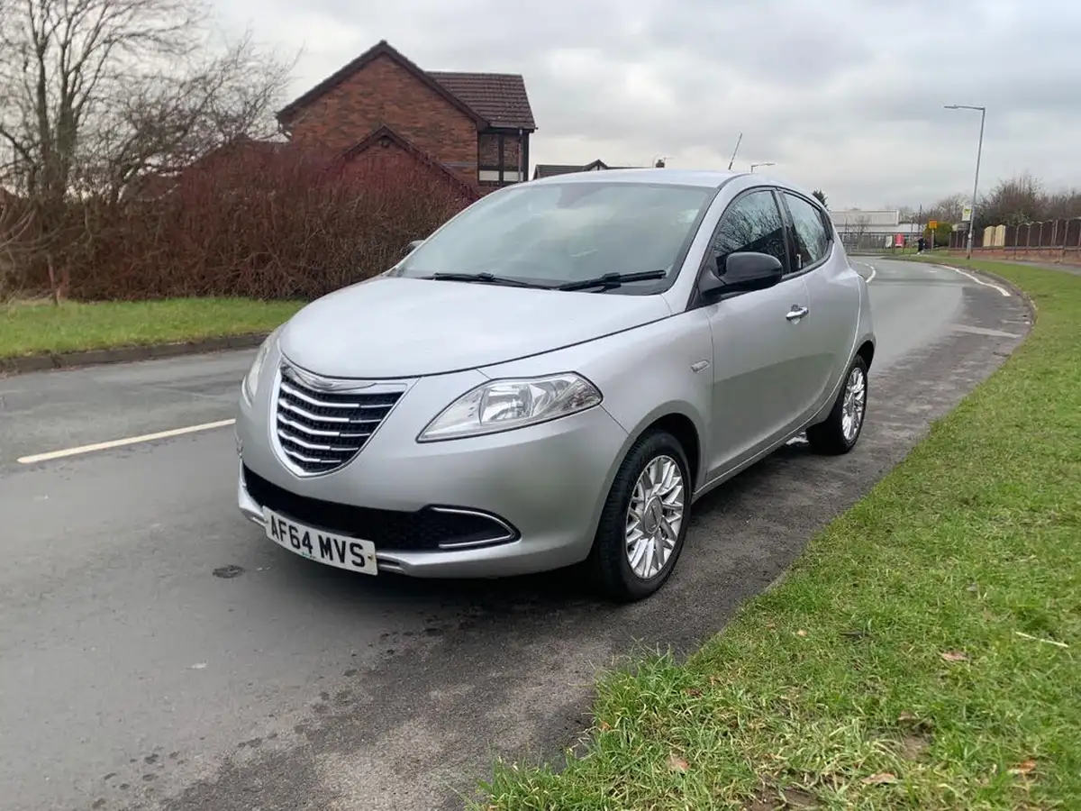 2014-chrysler-ypsilon-12-se-big-0