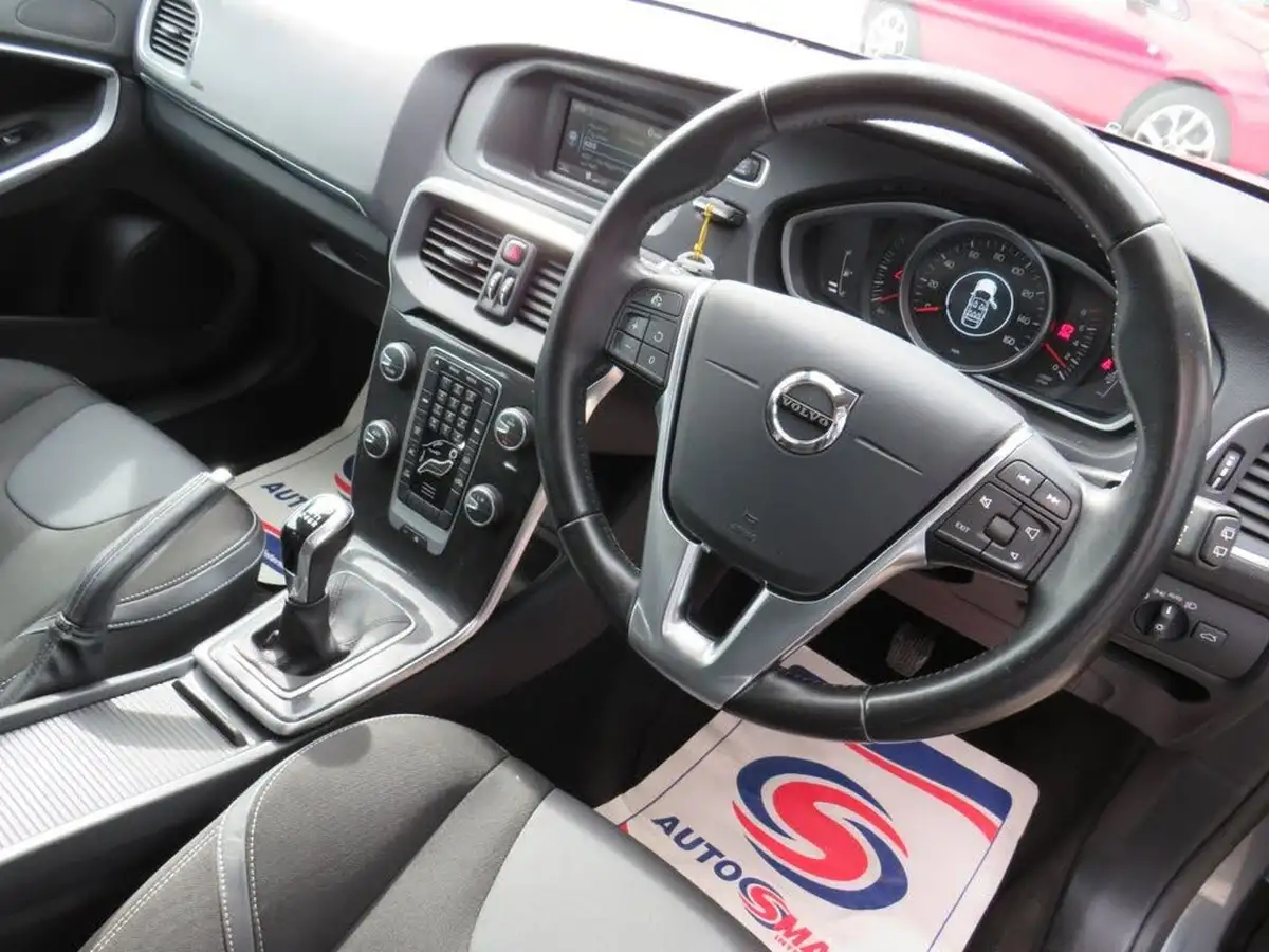 2018-volvo-v40-20-t2-momentum-big-4