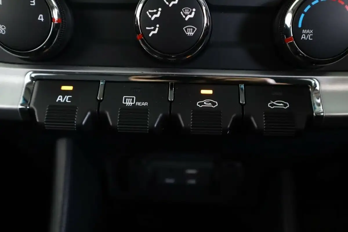 2016-kia-rio-125-sr7-5d-big-21
