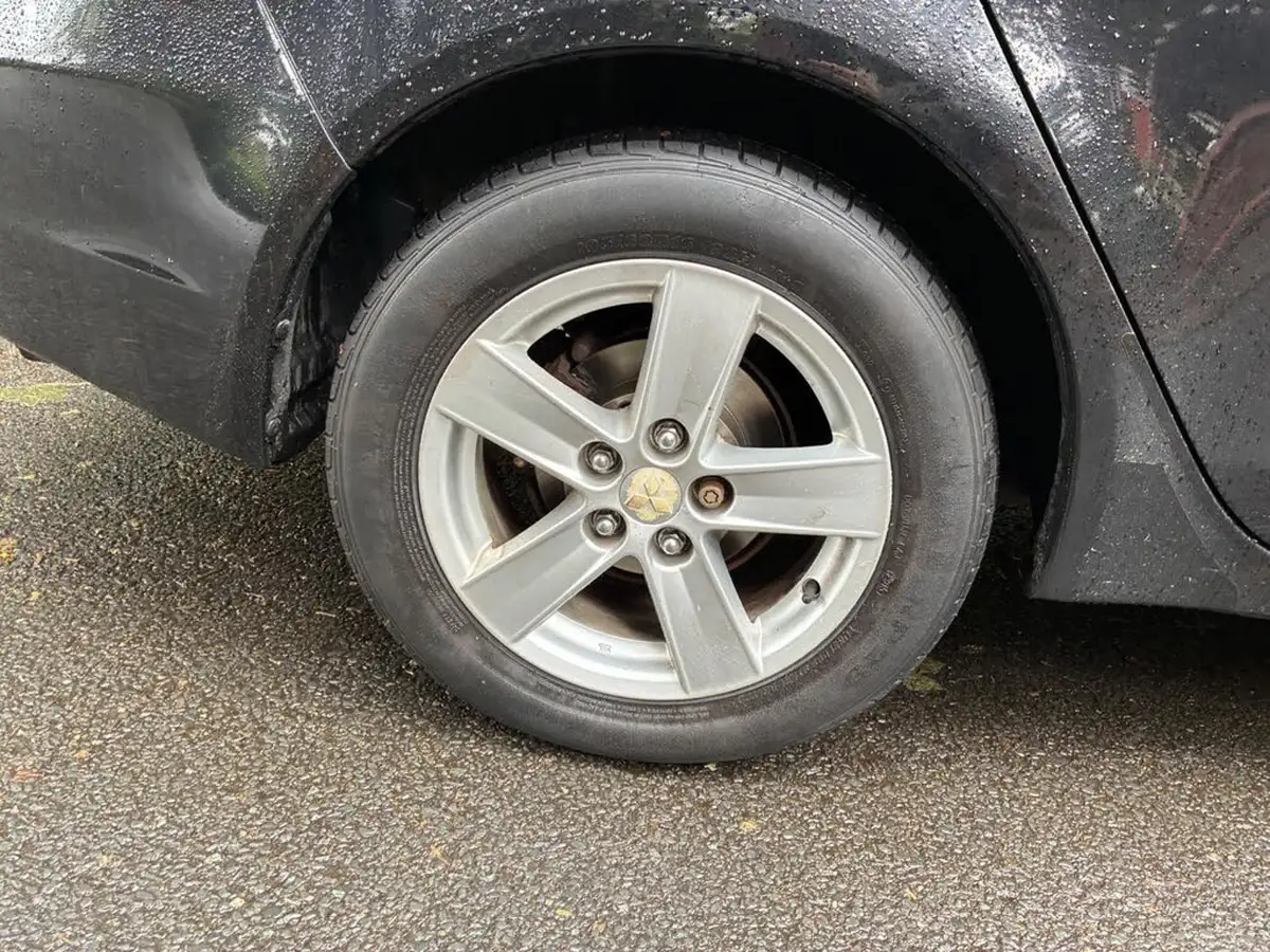 2010-mitsubishi-lancer-20td-gs2-big-16