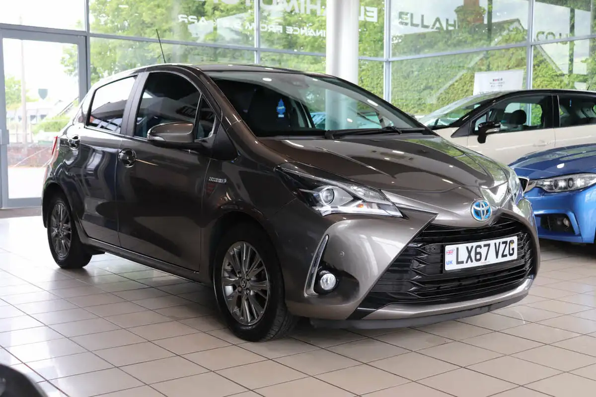 2017-toyota-yaris-15-vvt-i-icon-tech-98bhp-hybrid-1497cc-e-cvt-big-9