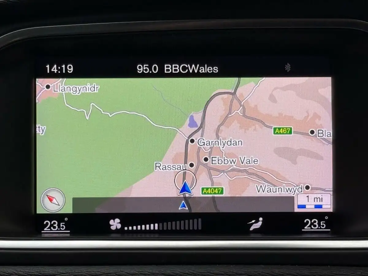 2018-volvo-v40-20-t2-momentum-nav-plus-big-19