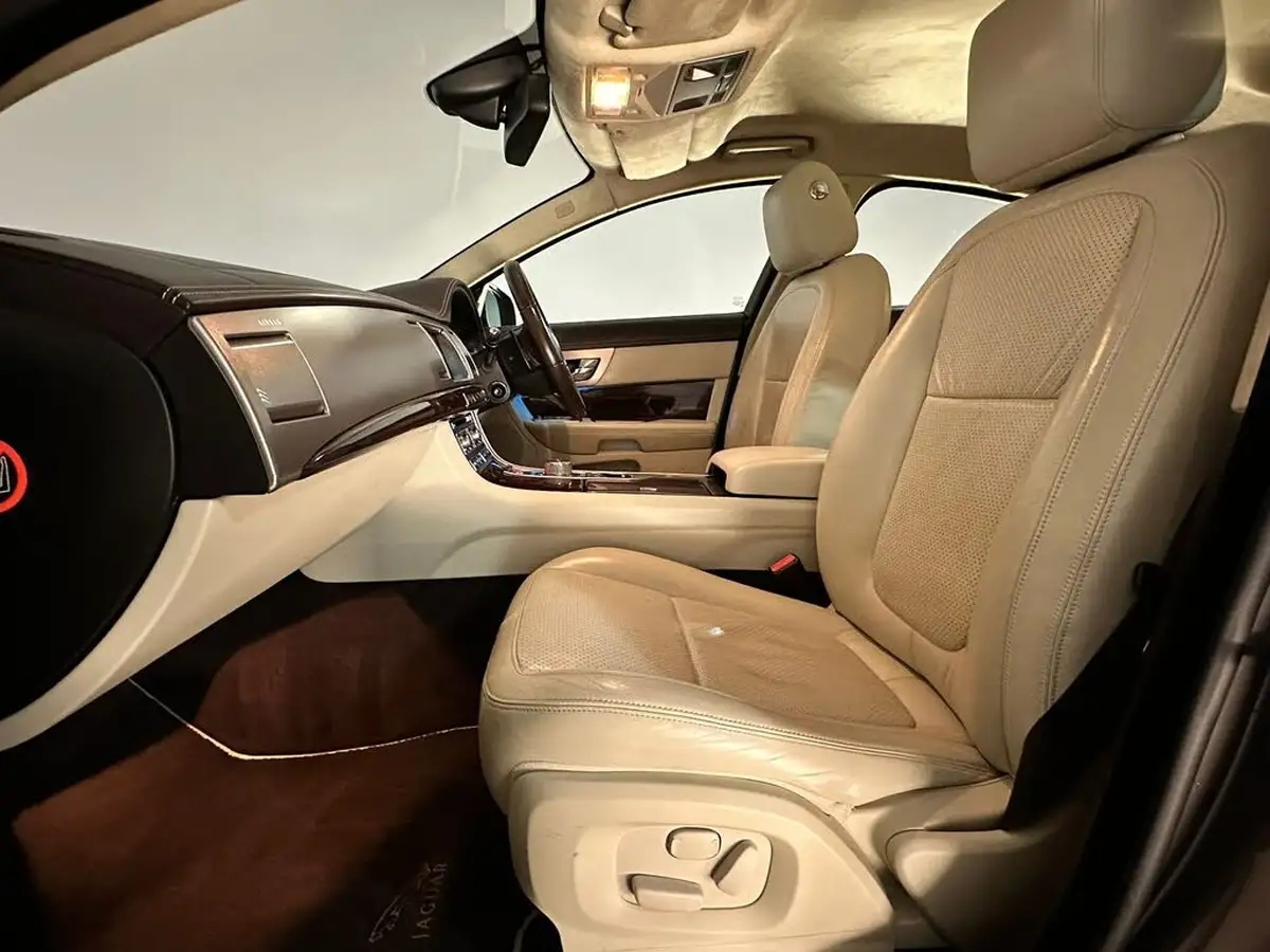 2010-jaguar-xf-30td-portfolio-big-15