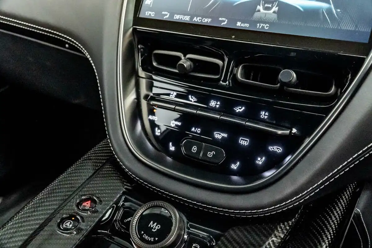 2022-aston-martin-dbx-40-v8-big-35