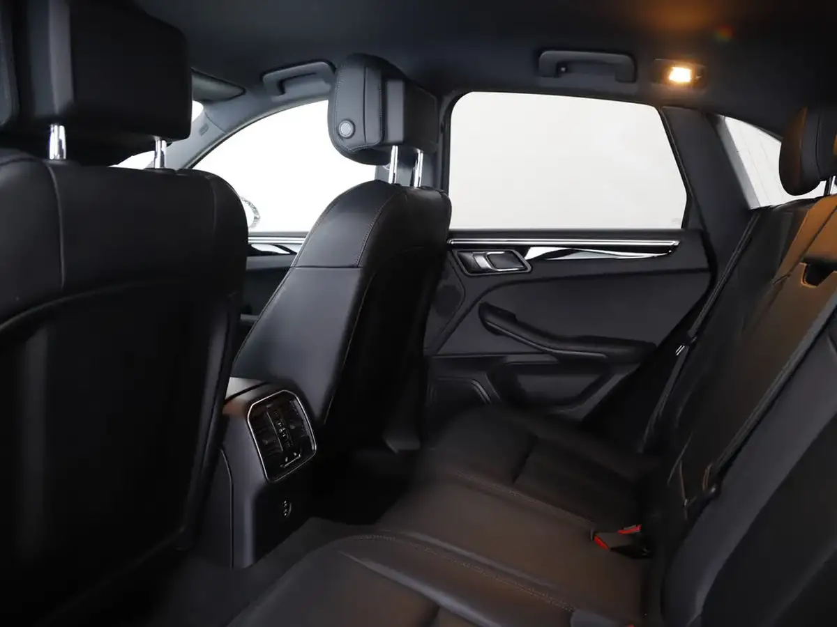 2021-porsche-macan-30-s-big-24