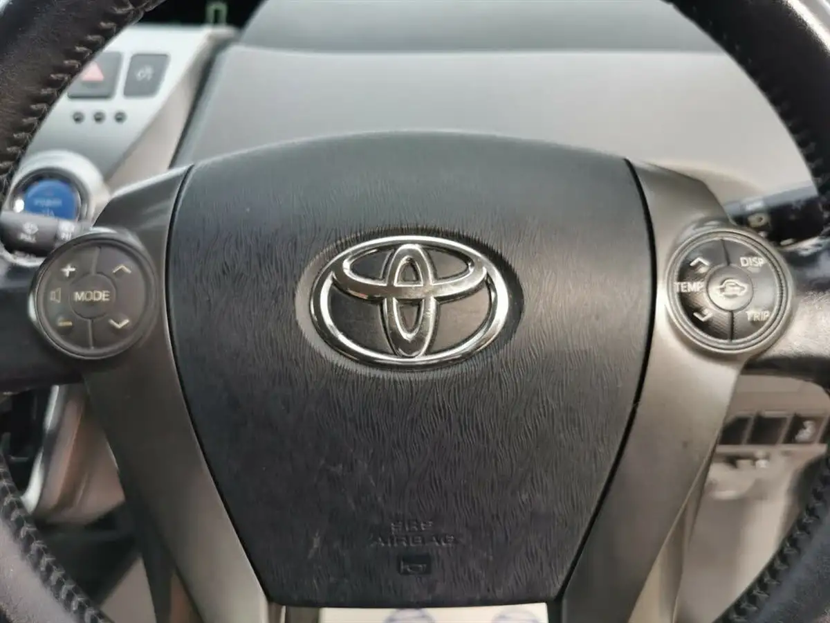 2013-toyota-prius-big-28