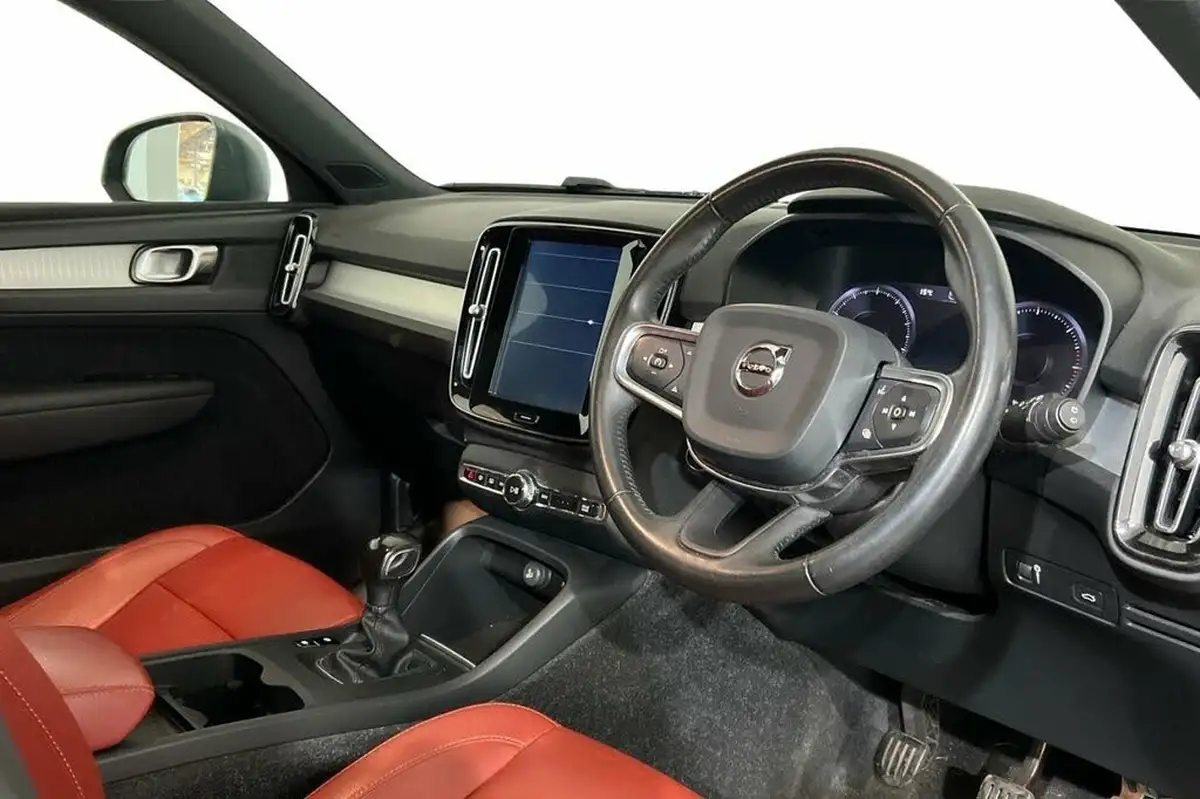 2019-volvo-xc40-20td-d3-momentum-big-8