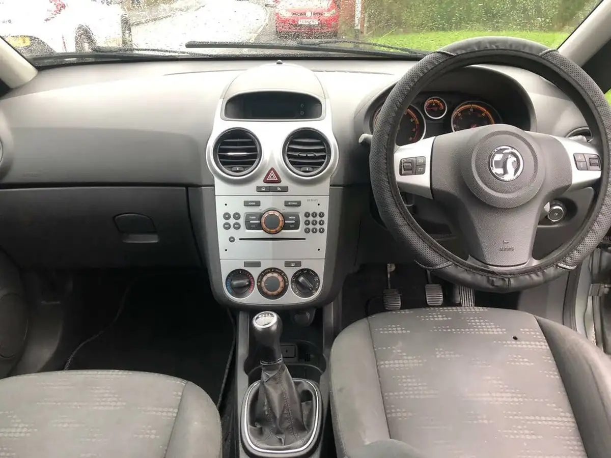 2014-vauxhall-corsa-12-design-16v-85ps-3d-big-10