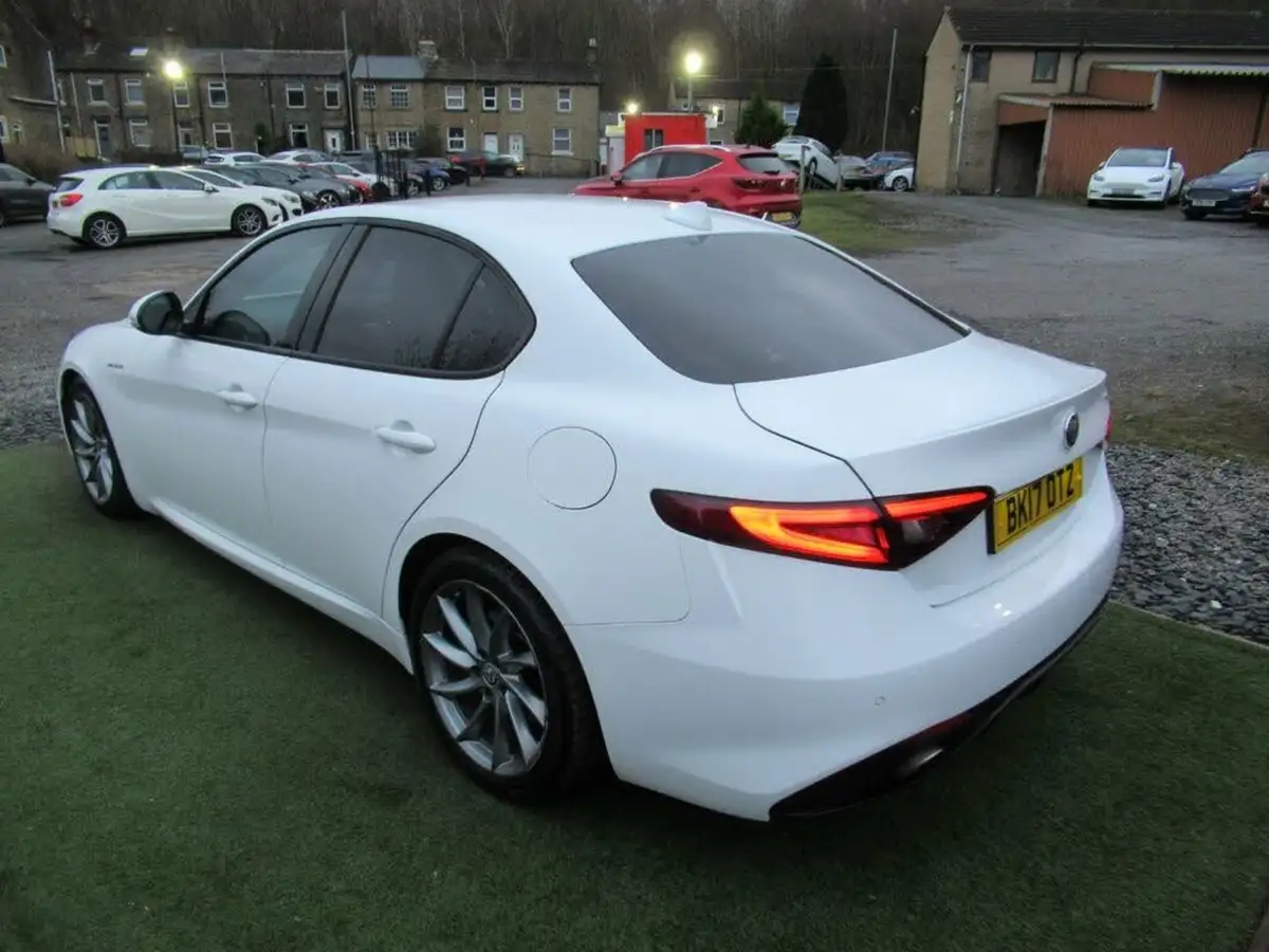 2017-alfa-romeo-giulia-20-veloce-big-47