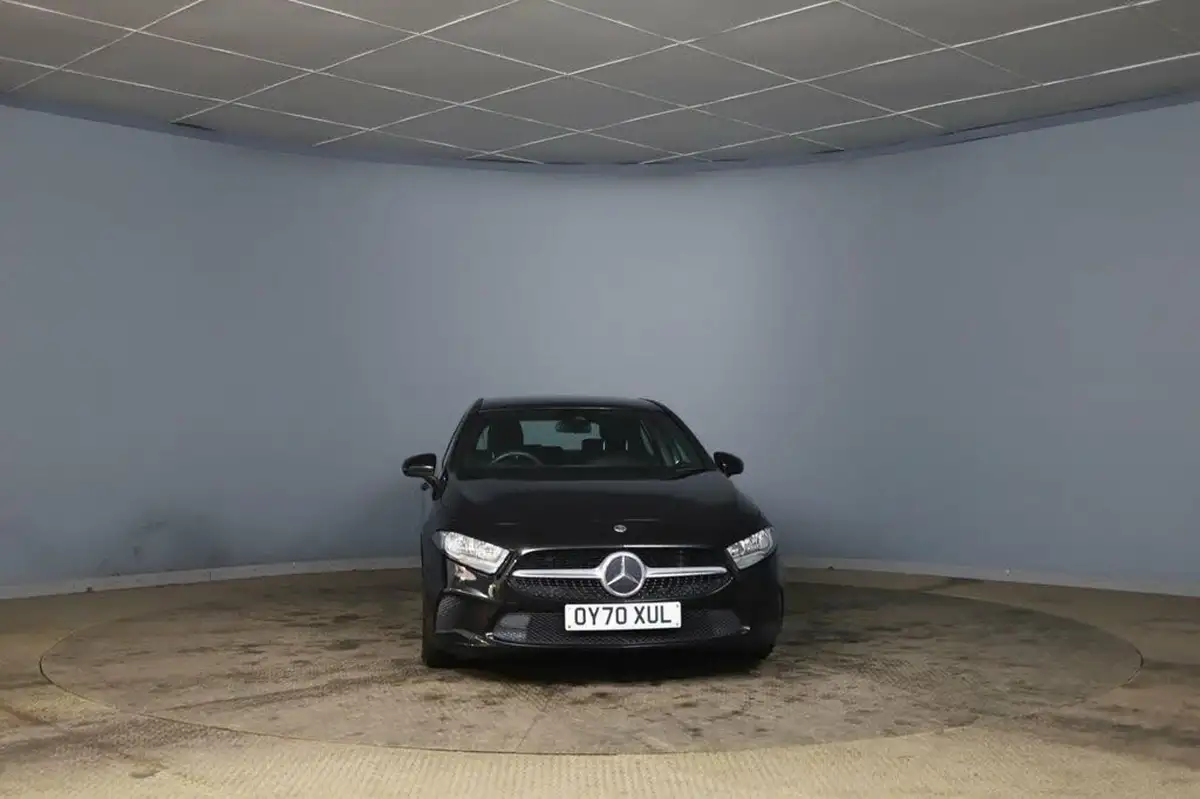 2020-mercedes-benz-a-class-15d-a180d-se-7g-dct-big-2