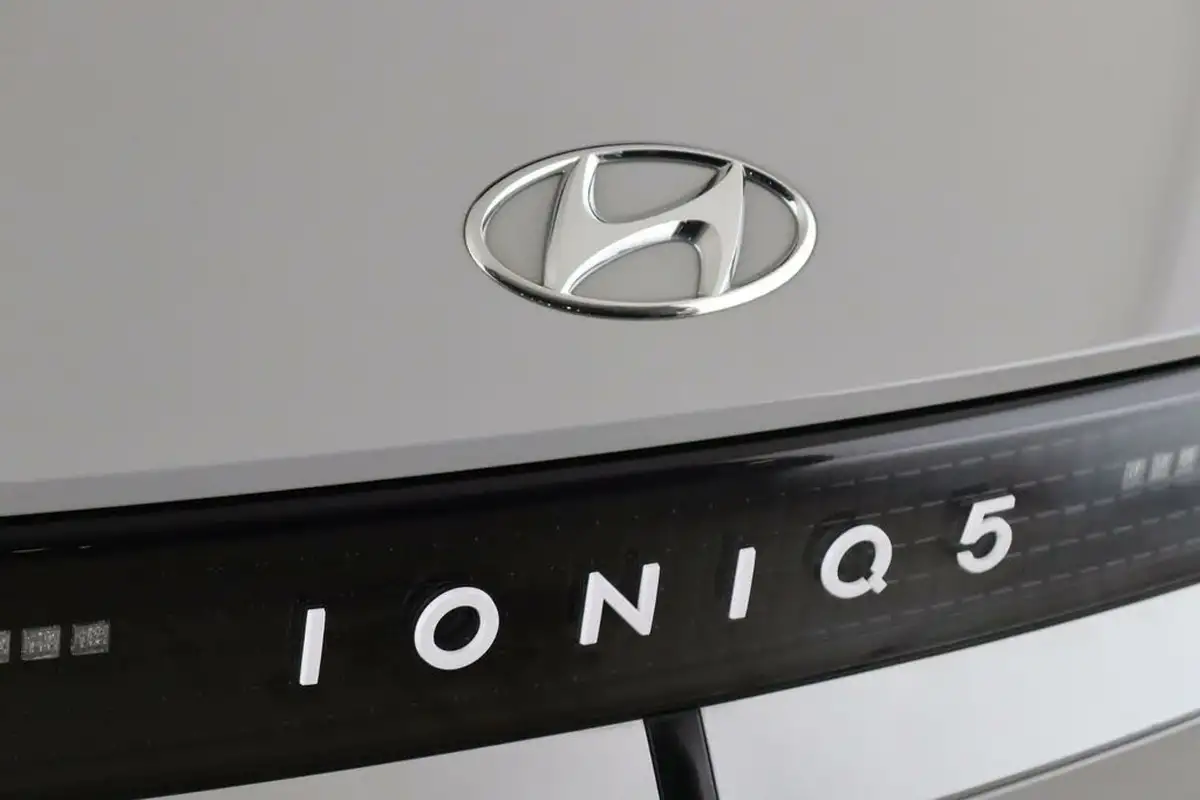 2022-hyundai-ioniq-5-e-se-connect-big-10