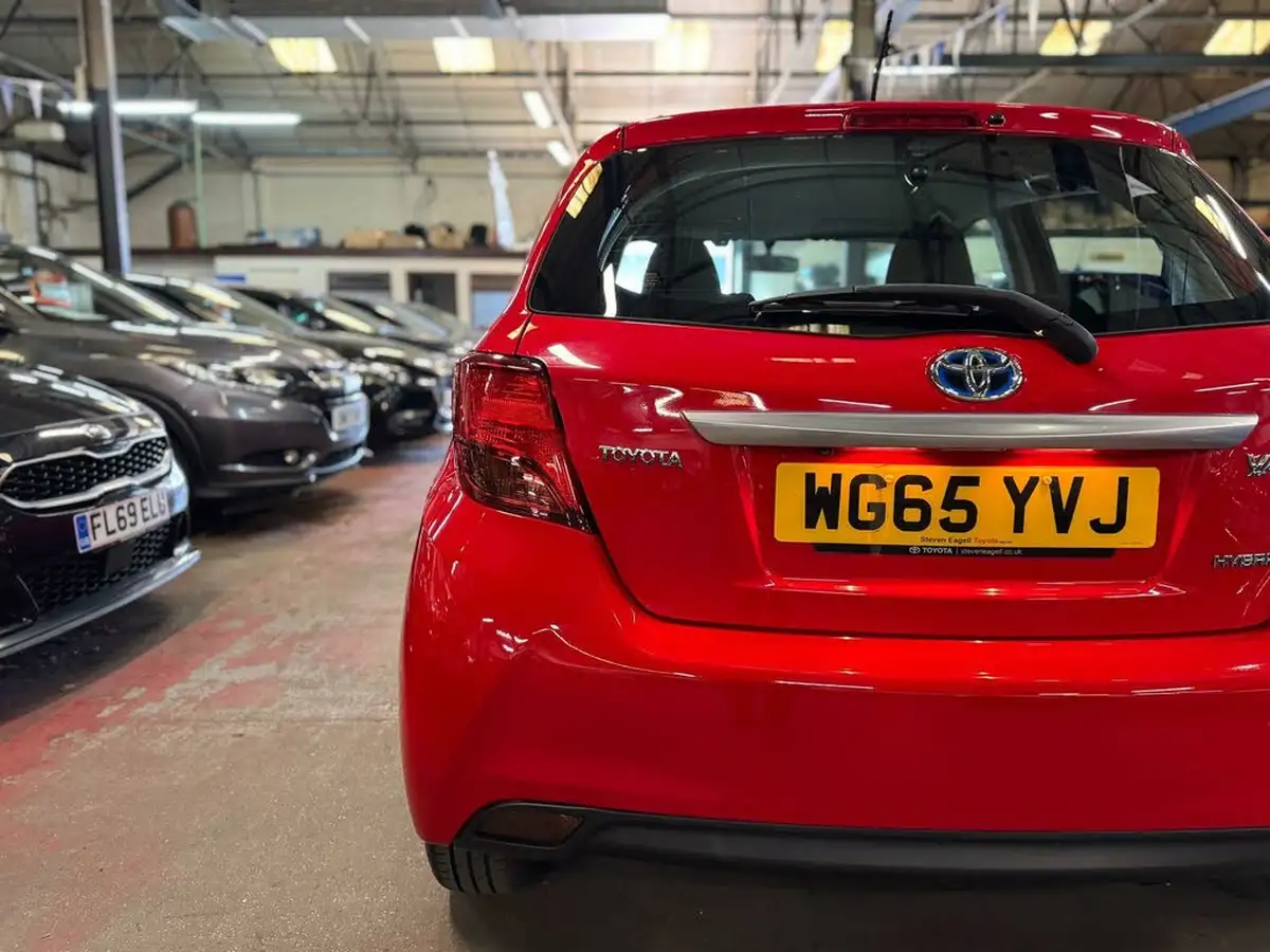 2015-toyota-yaris-15-vvt-i-icon-hybrid-big-11