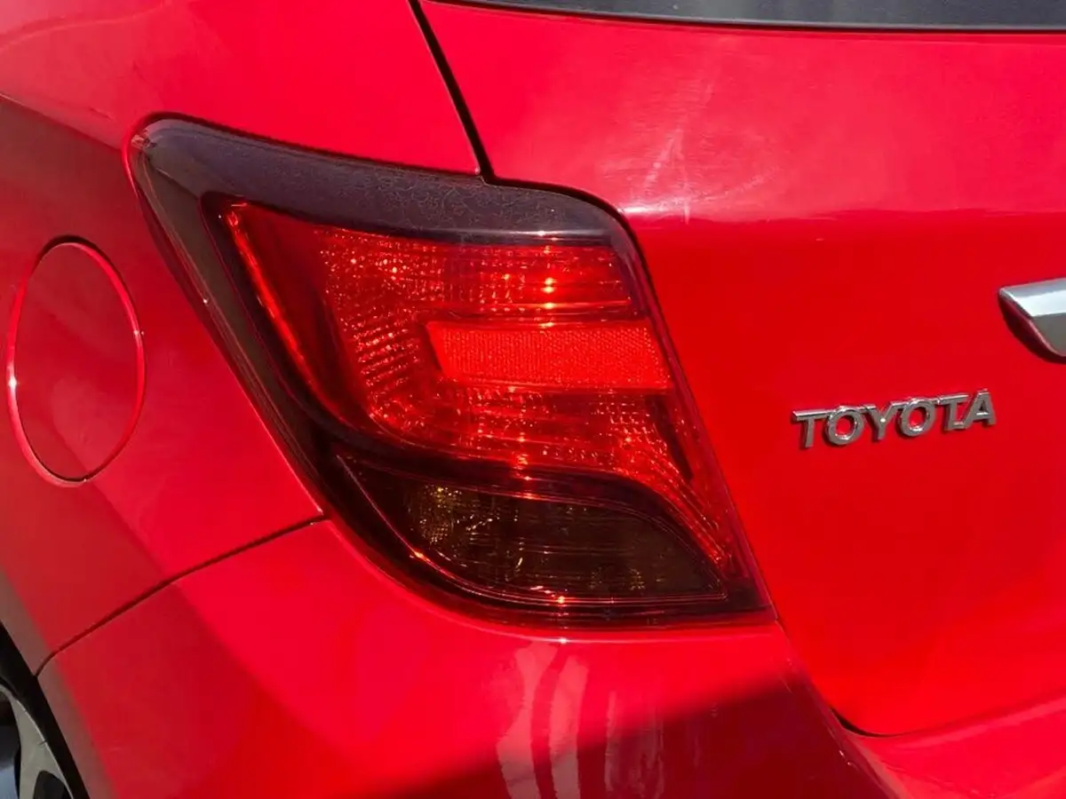 2017-toyota-yaris-15-vvt-i-icon-hybrid-big-36
