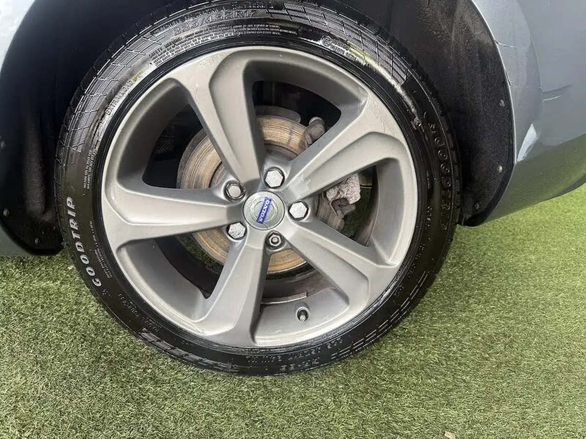 2016-volvo-v40-20td-d3-se-lux-big-4