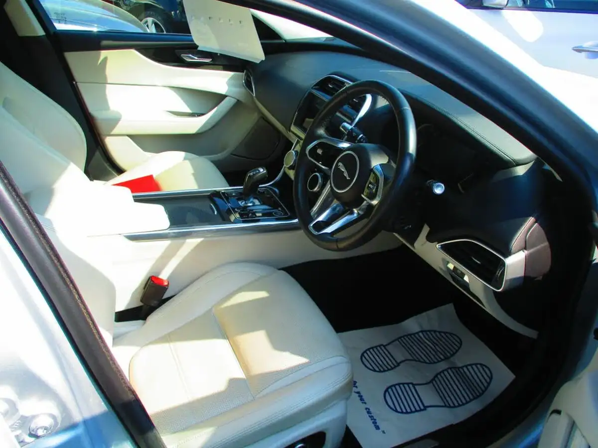 2020-jaguar-xe-20i-s-big-5