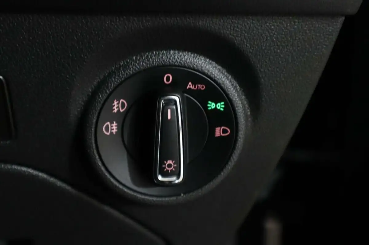 2019-seat-leon-20-tsi-fr-sport-hatchback-big-20