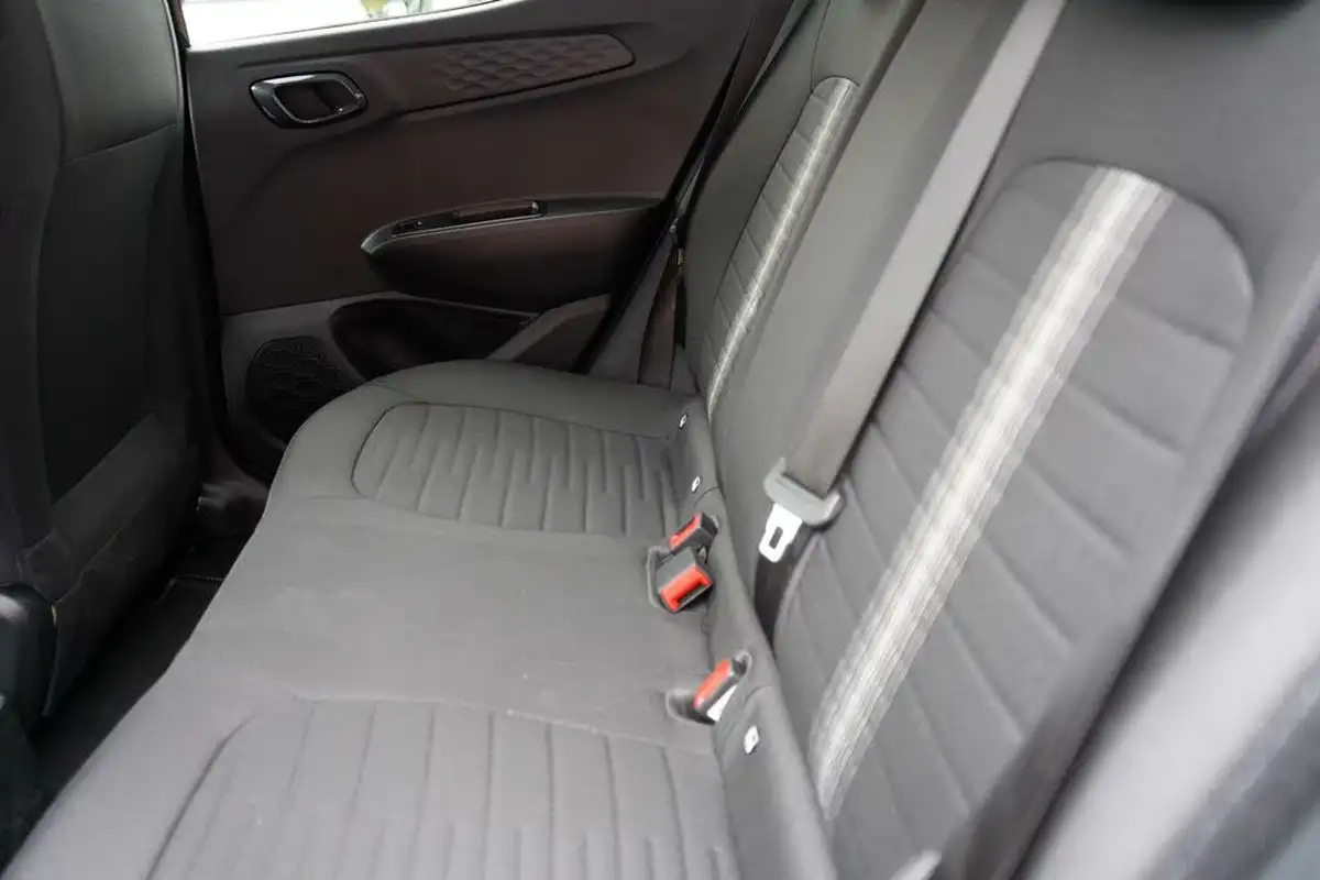 2023-hyundai-i10-10-premium-big-21