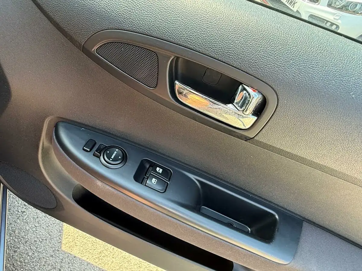 2011-hyundai-i20-12-comfort-3d-big-26