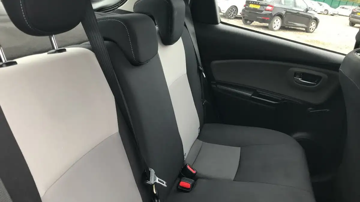 2019-toyota-yaris-15-vvt-i-icon-tech-hybrid-big-11