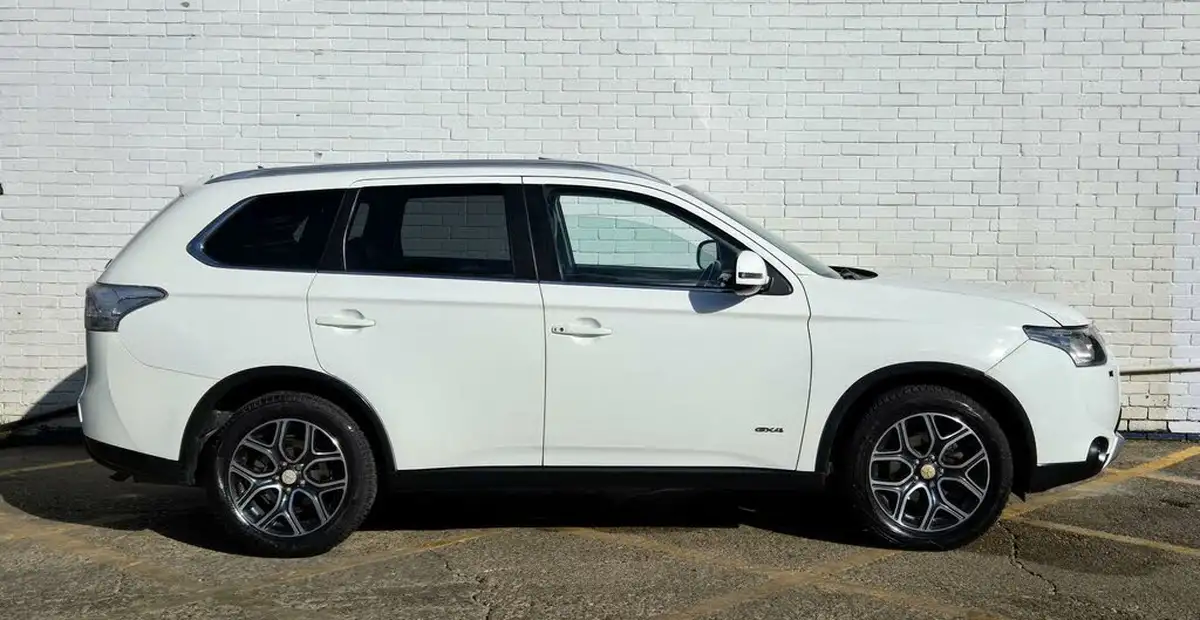 2014-mitsubishi-outlander-22di-d-gx4-big-5