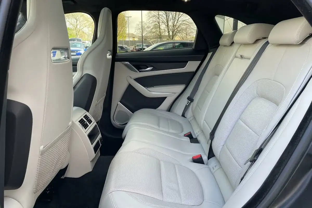 2023-jaguar-f-pace-20-d200-r-dynamic-hse-black-big-52