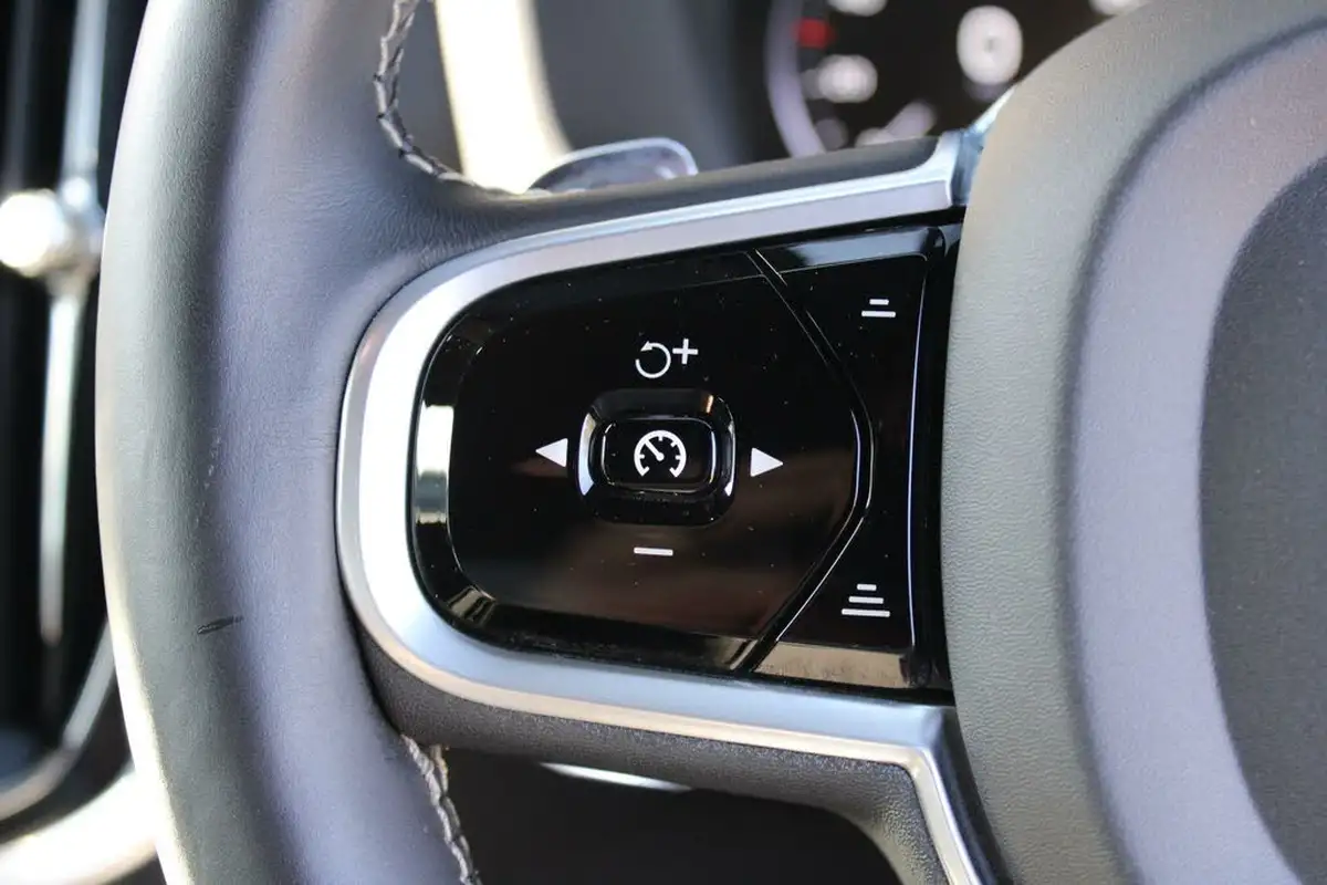 2019-volvo-v60-20-t5-r-design-ss-big-18