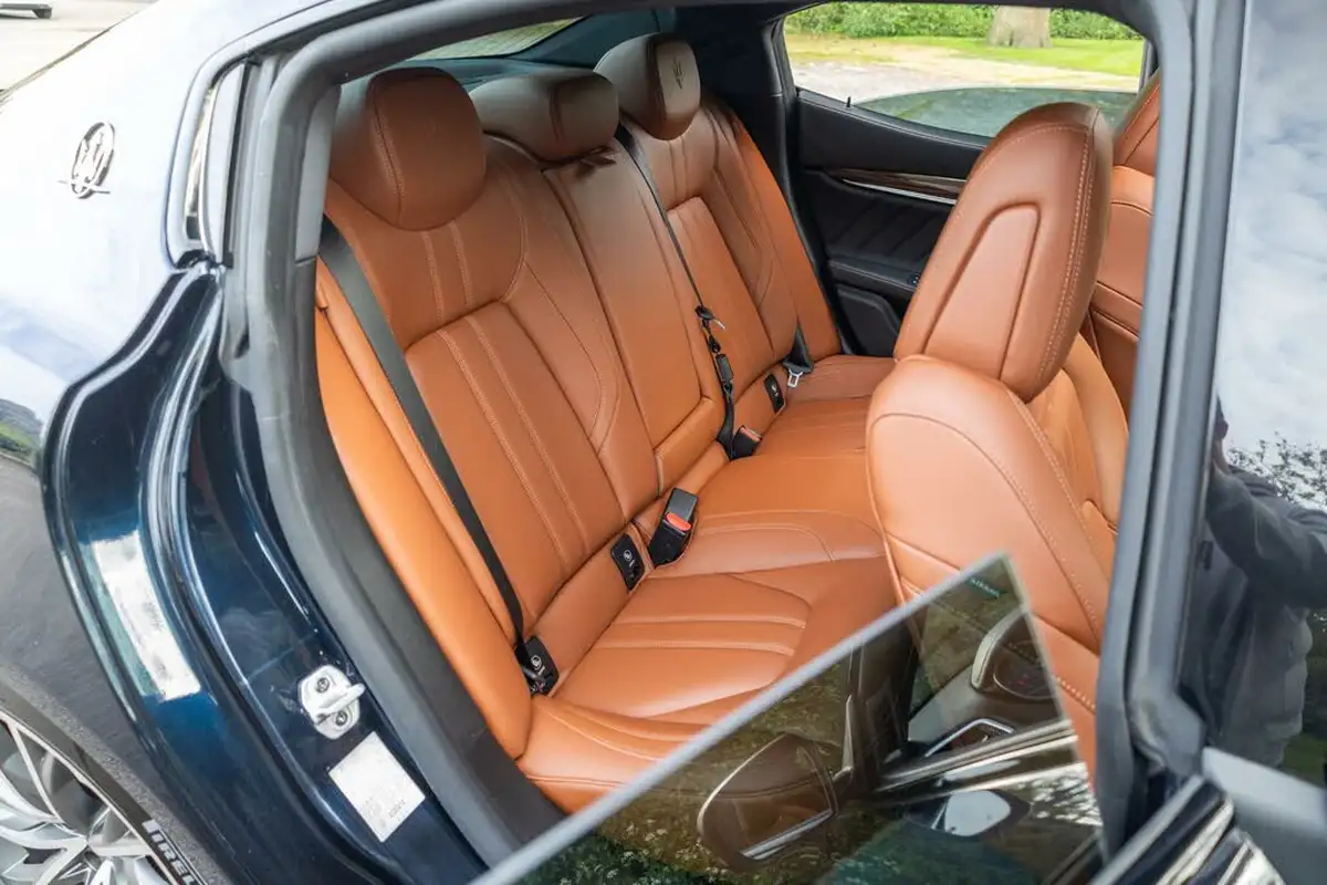 2020-maserati-ghibli-30td-gransport-big-17