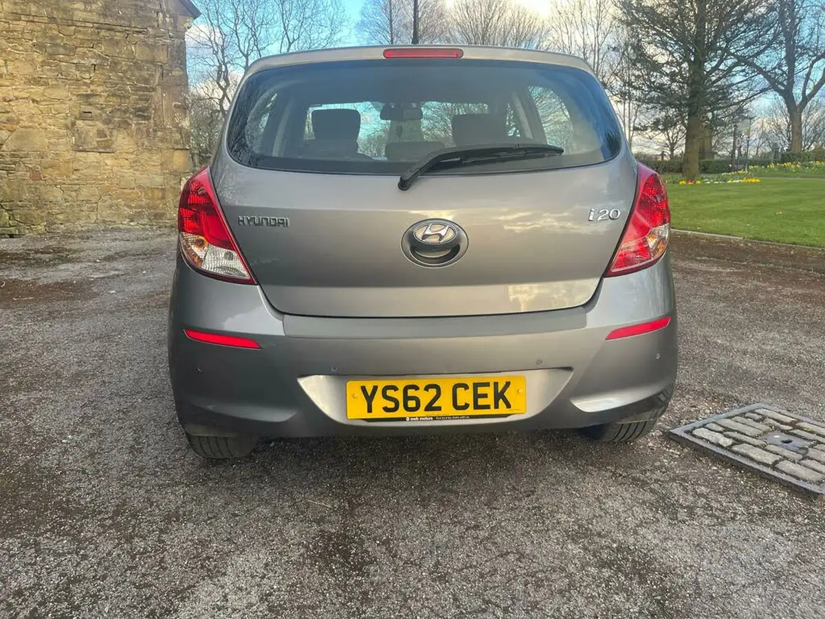 2012-hyundai-i20-14-style-99bhp-big-46