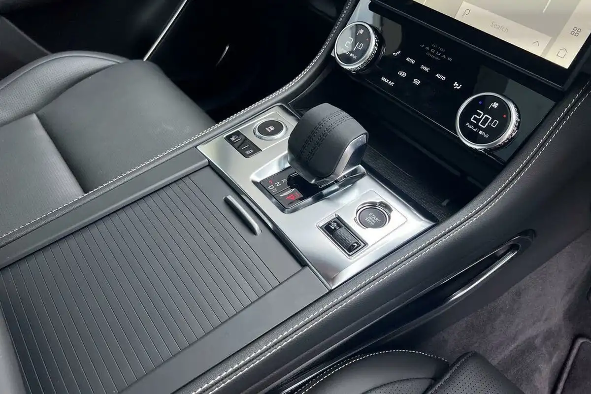2024-jaguar-f-pace-20-d200-r-dynamic-hse-black-big-42