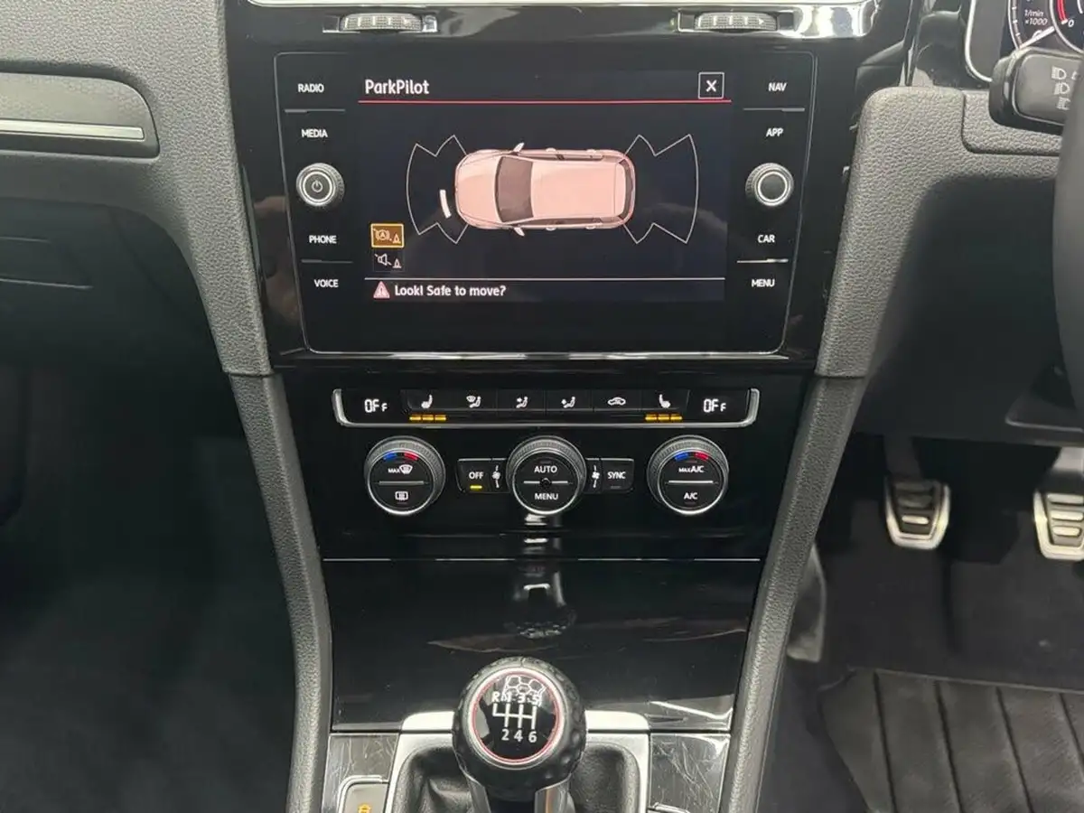 2018-volkswagen-golf-20-tsi-gti-5d-big-21