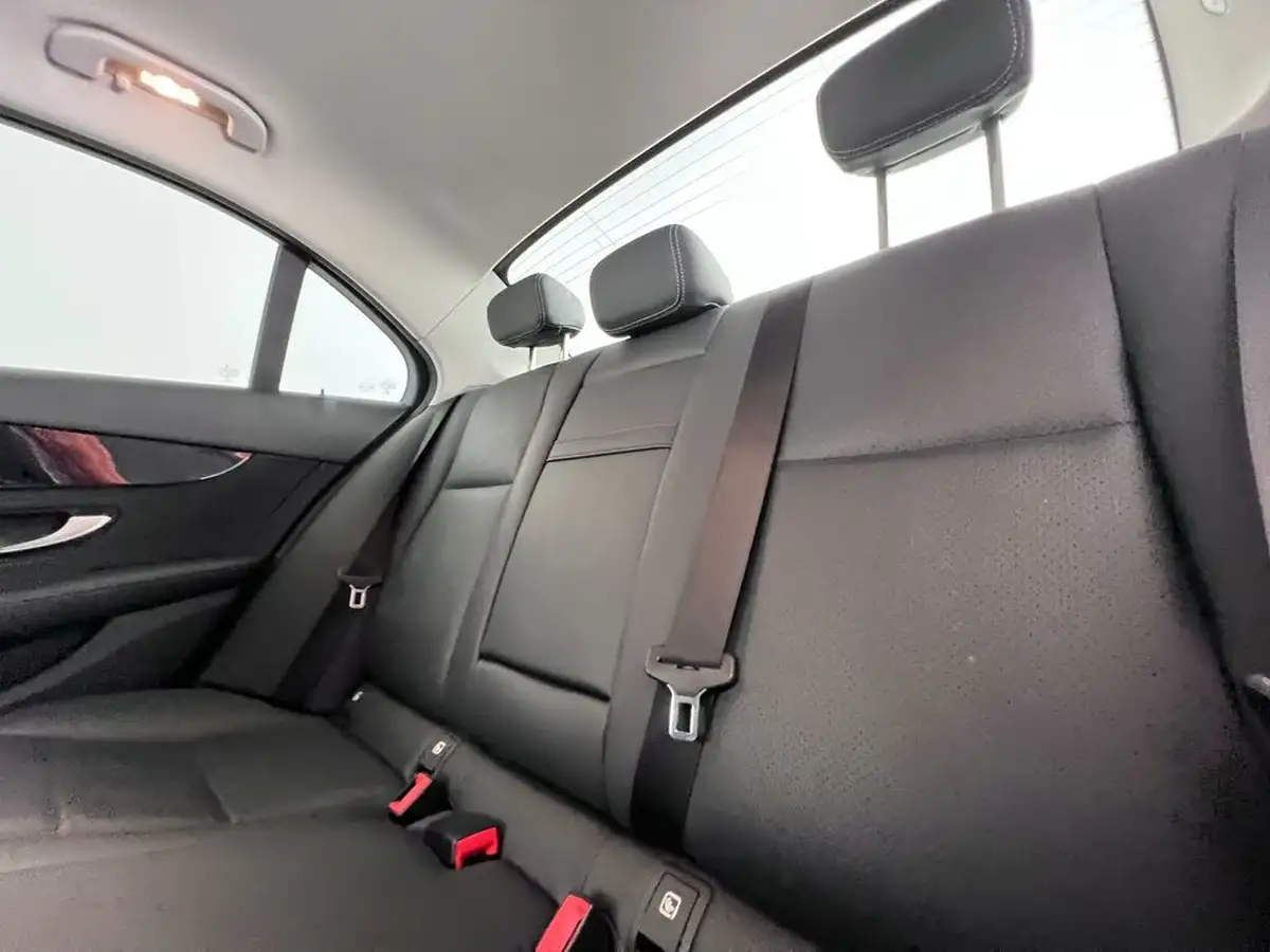 2019-mercedes-benz-c-class-15-c200-se-ss-saloon-4d-big-11