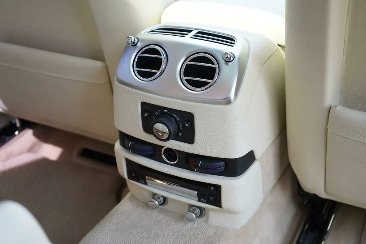 2011-rolls-royce-ghost-66-big-30